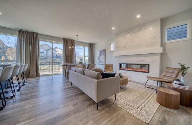 Luxurious Home; 5 Bdrm 3 Living Spaces & AC