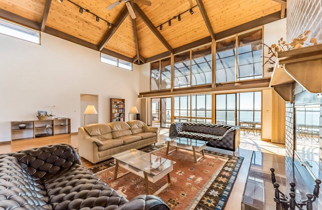 Maison luxueuse avec vue sur l'océan, sauna, table de billard et plus encore!