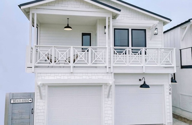 New Luxurious Home! Hot Tub! 2 min walk to Beach!