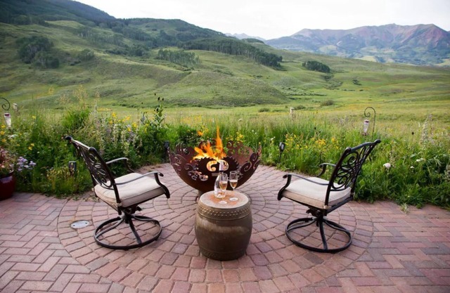 Jul 4 week just opened up in Paradise Villa BIG views wildflowers hot tub grill