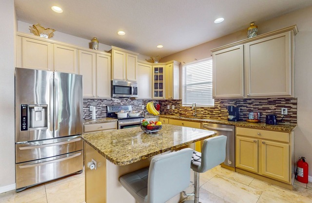Luxurious home, spacious, private backyard & washer/dryer