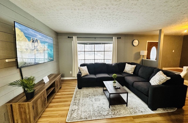 Luxurious Home w/ King bed nr Lake Erie/Parks