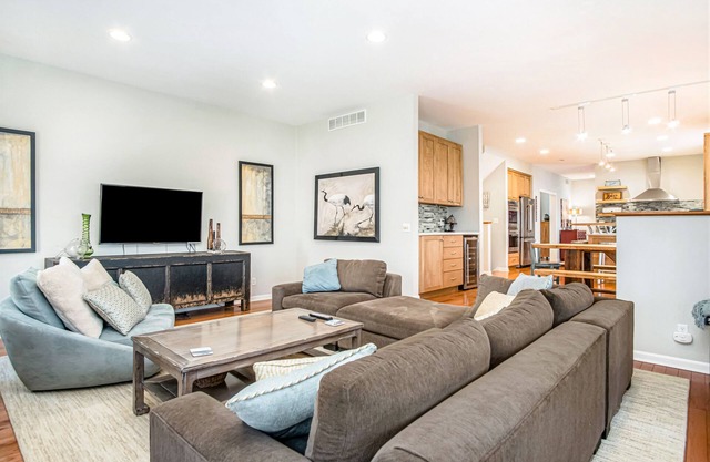Luxurious home with private outdoor pool, hot tub, pool table & WiFi