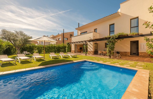Maison luxueuse à 5 min de la plage. Jardin et piscine privée dans un environnement unique