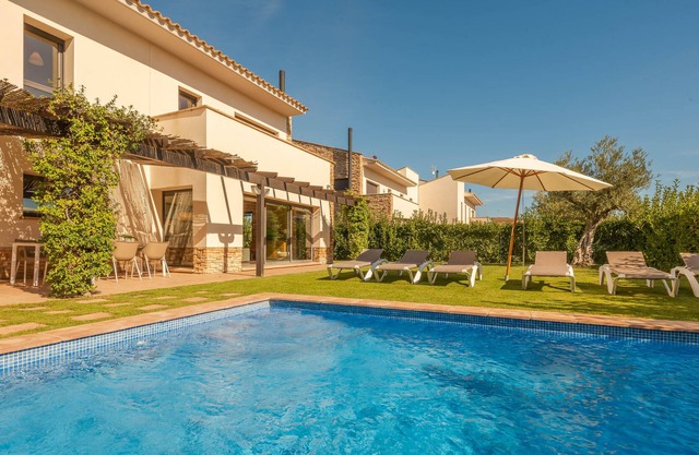 Maison luxueuse à 5 min de la plage. Jardin et piscine privée dans un environnement unique