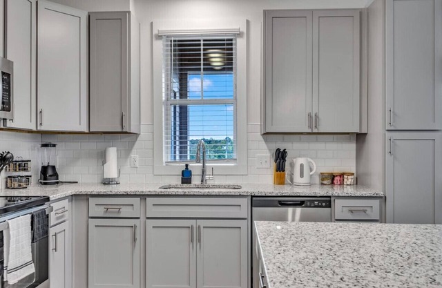 Luxurious King 2BR Suite—Mins to
