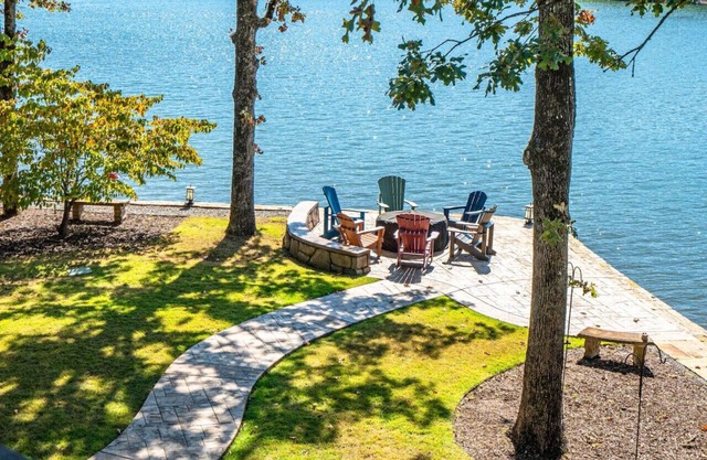 Luxurious Lakefront Retreat