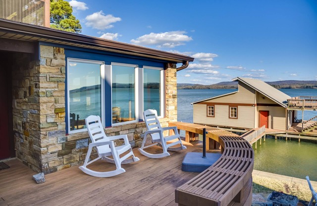Luxurious Lakefront Paradise in Scottsboro w/ Dock