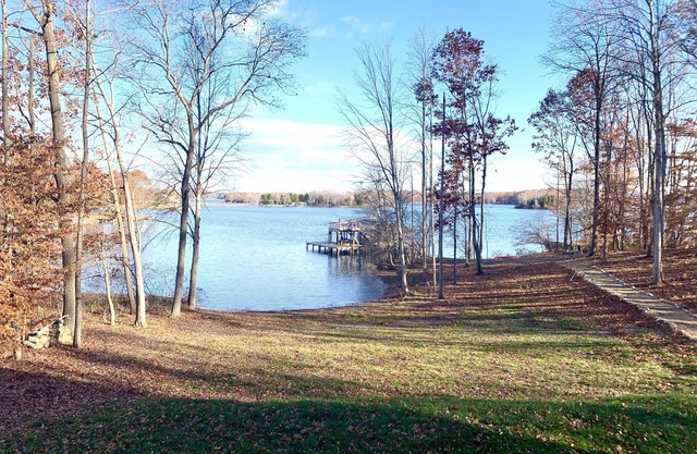 Luxurious Lakehouse Retreat, waterfront with all the toys!