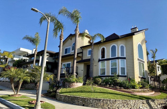 Luxurious Large Home - 5 min from beach w/ free parking