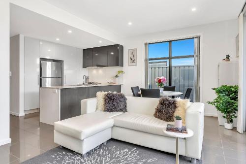Luxurious Living in St Clair with Spa and Balcony