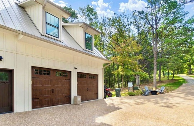 Luxurious Loft in the Pines - 12 Acres near Eureka Springs with WiFi, AC