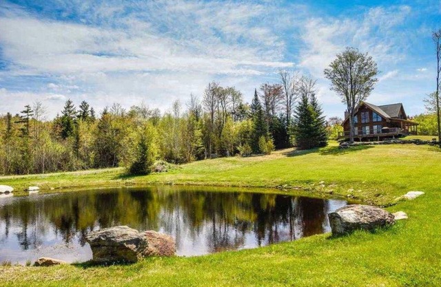 Luxueuse maison en bois rond avec une vue imprenable