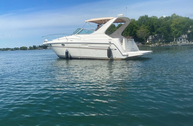 Luxurious mini yacht on Lake Norman