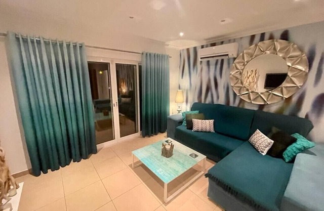 Luxueux et moderne 2 chambres 2 salles de bain Apt exclusif Resort VDL. WIFI & Air Con inc
