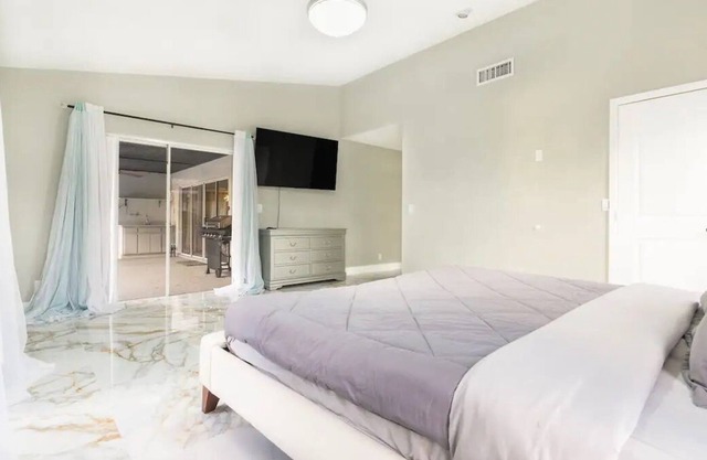Luxurious modern lakefront home, minutes away from International Equestrian Ctr