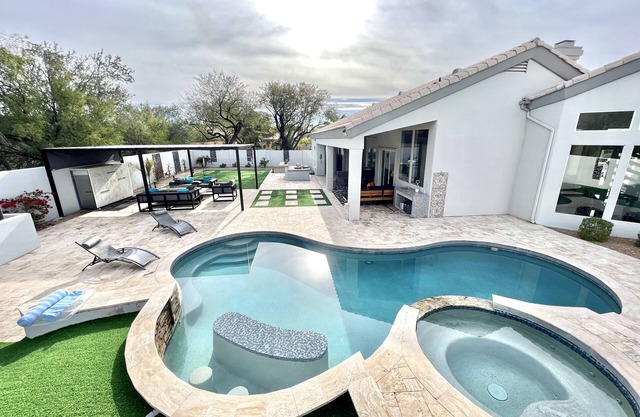 Luxurious Modern Playhouse with bar, heated pool /spa karaoke, sauna and games