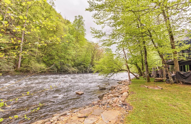 Luxurious Nantahala River Front 5-bedroom home located in the Nantahala Gorge