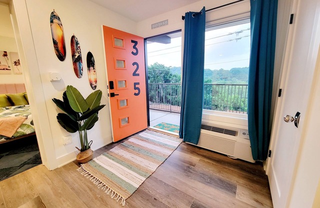 Luxurious NEW Condo Downtown/Mid-term/Pet friendly/Free parking/Private pool