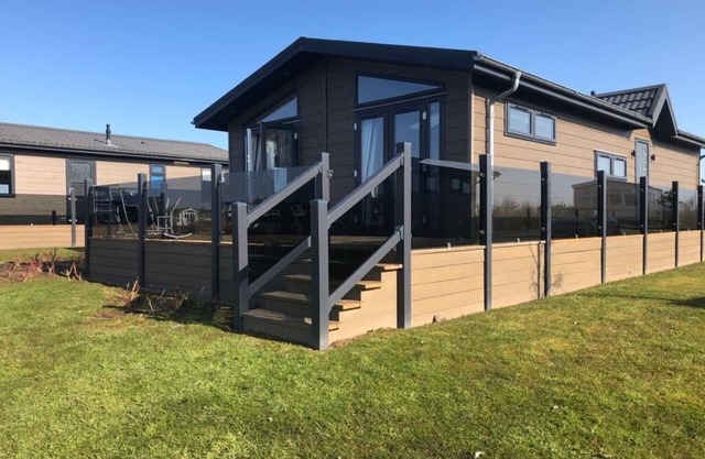 Luxueux Oakwood Lodge avec vue sur le lac et magnifiques couchers de soleil sur le balcon