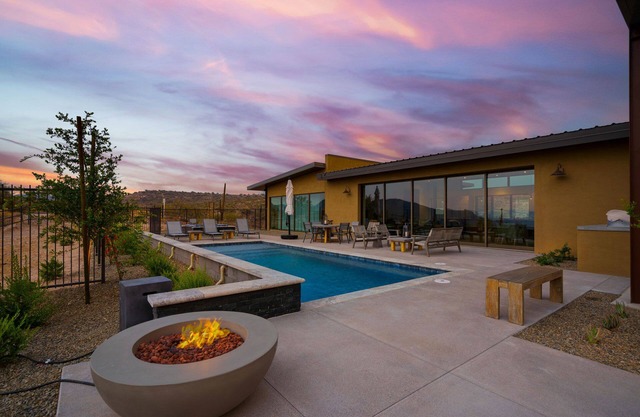 Luxurious Oasis Facing the Desert National Forest