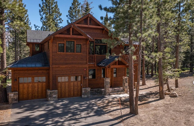 Luxurious, One of a Kind Home on Golf Course. 2 Private Hot Tubs & Gas Grill