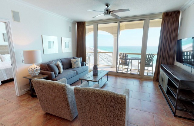 Luxueux 2 BR SkyHome avec vue panoramique sur l'océan et à quelques pas de la plage!