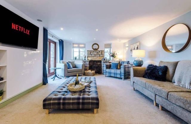 Luxurious & Private Home w/ Hot Tub & Log Burner!