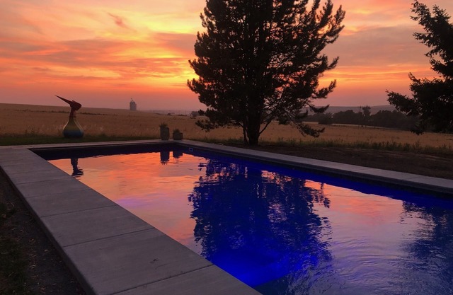 Couchers de soleil au bord de la piscine et domaine privé, à proximité de la ville