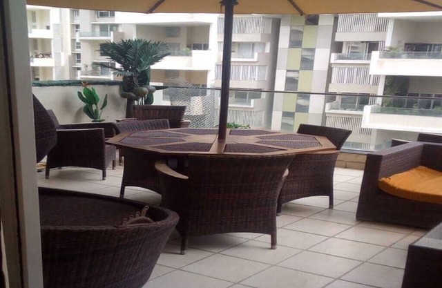 Luxueux chat privé à la maison autorisé au centre commercial d'Amanora, saisons au centre commercial à distance de marche