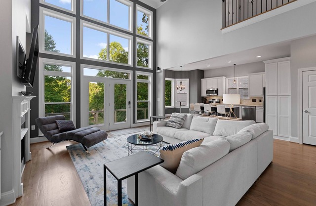 Luxurious & Private Lake Front Home! Renovated! Close to shopping & restaurants