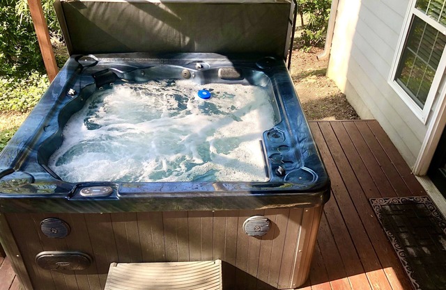 Luxurious Private Studio Get-away w/ Hot Tub, Koi Pond & Fire Pit!