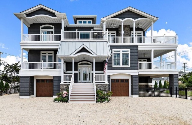 Luxurious rental short walk to beach or Bay