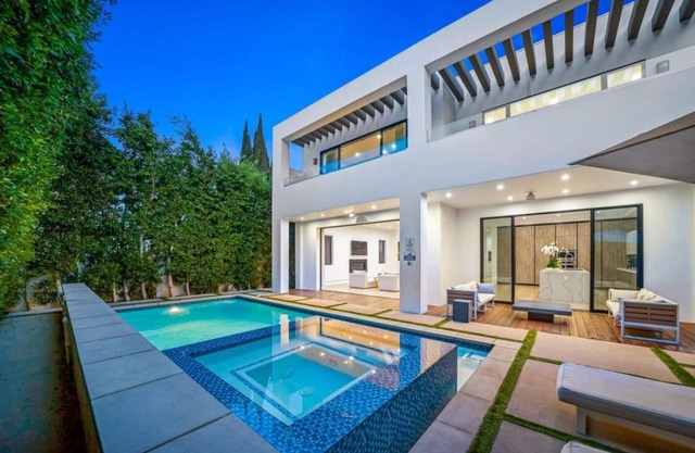 Luxurious Retreat - Modern House with Pool