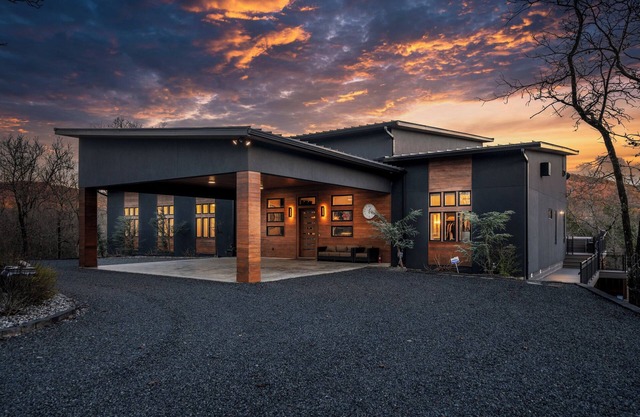Luxurious Retreat! @ Hot Springs Private Creek View, Hot Tub, Pool