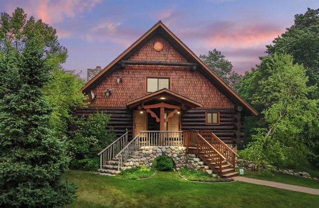 Escapade luxueuse en chalet rustique sur le lac Loon. Construit en 2013