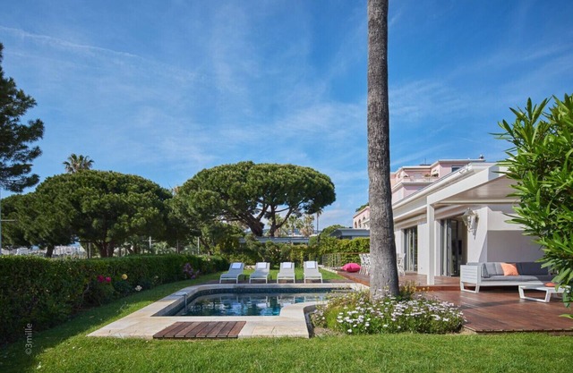 Luxurious Seaside Villa with Pool & Sea View by Plage du Midi