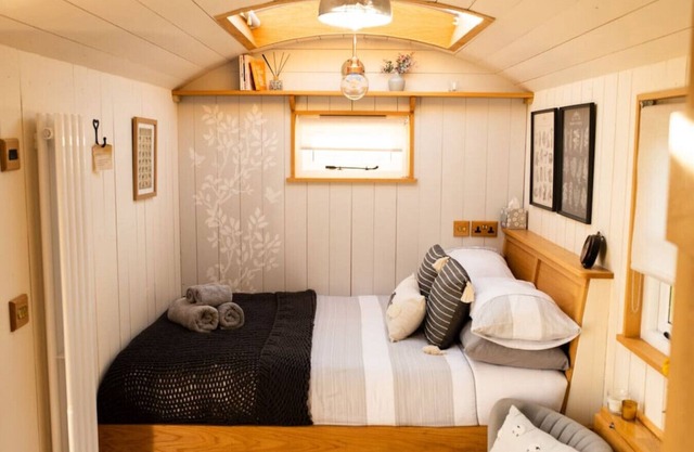 Luxurious shepherd's hut with star gazing skylight, secluded countryside location with fantastic views