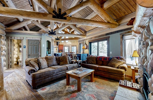 Un lodge de ski luxueux avec bain à remous privé, idéal pour les grands groupes!