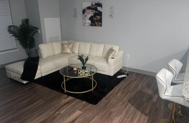 Luxurious & Spacious 1 Bedroom