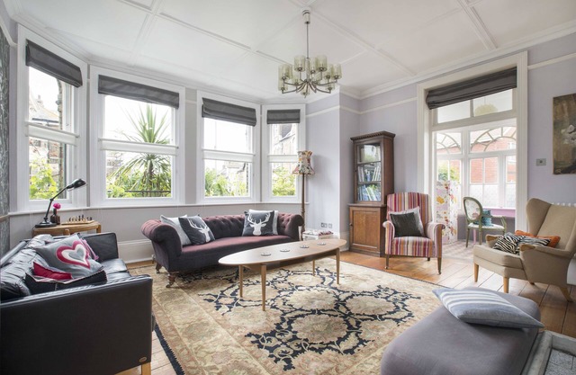 Maison individuelle, élégant et éclectique avec un style dos décontracté. Jardin clos