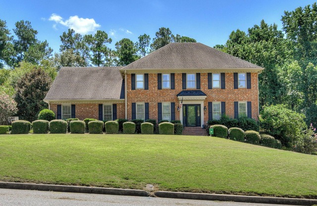 Luxurious Stay 6 Miles from the Masters! Pool, Hot tub, Robes, and More!