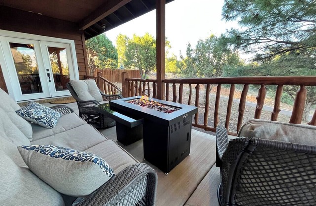 Luxurious & Stylish Gem: Mins to Hiking ~ Fire Pit