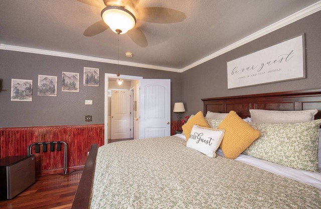 Drakeslanding Inn Luxurious King Bed Suite Loose Goose- Minutes to Shaver Lake