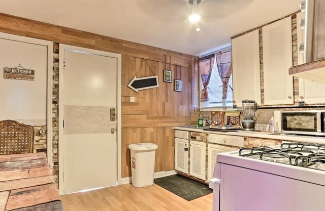 Luxurious Tranquil Home--10 minutes downtown