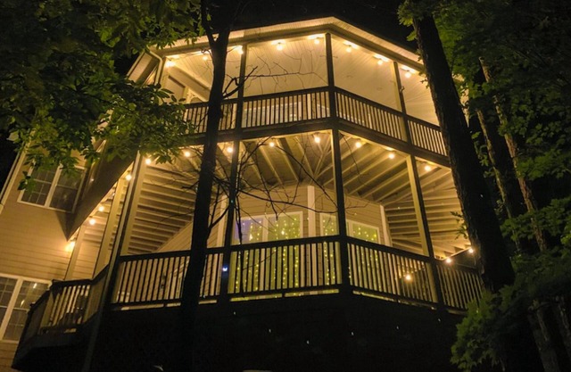 Luxurious Tree House Retreat with wrap around balconies and Hot Tub