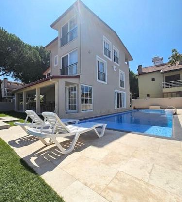 Luxurious Triplex 5-BR Villa w Pool, Beach Access