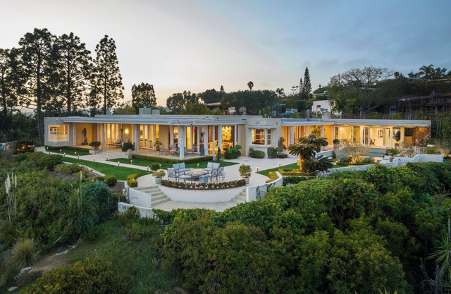 Luxurious Trousdale Estate with Expansive Grounds