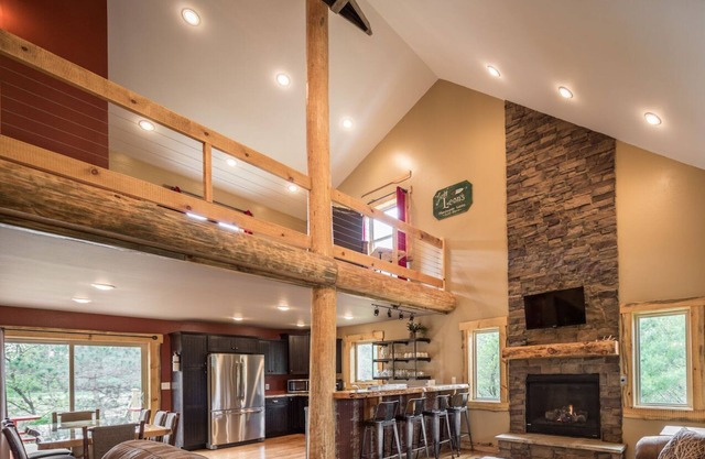 * Luxueux Turkey Run * 5BR Cabin niché dans les pins à quelques minutes du centre-ville *