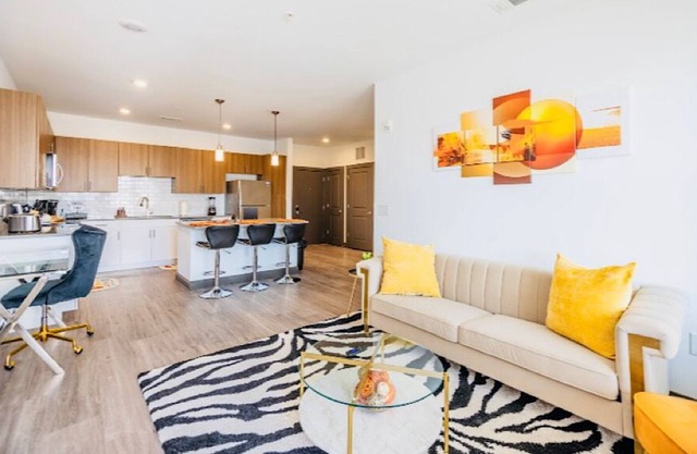Luxurious Unit★ Med Dist.★/Downtown★/Gated/ Pool-View★